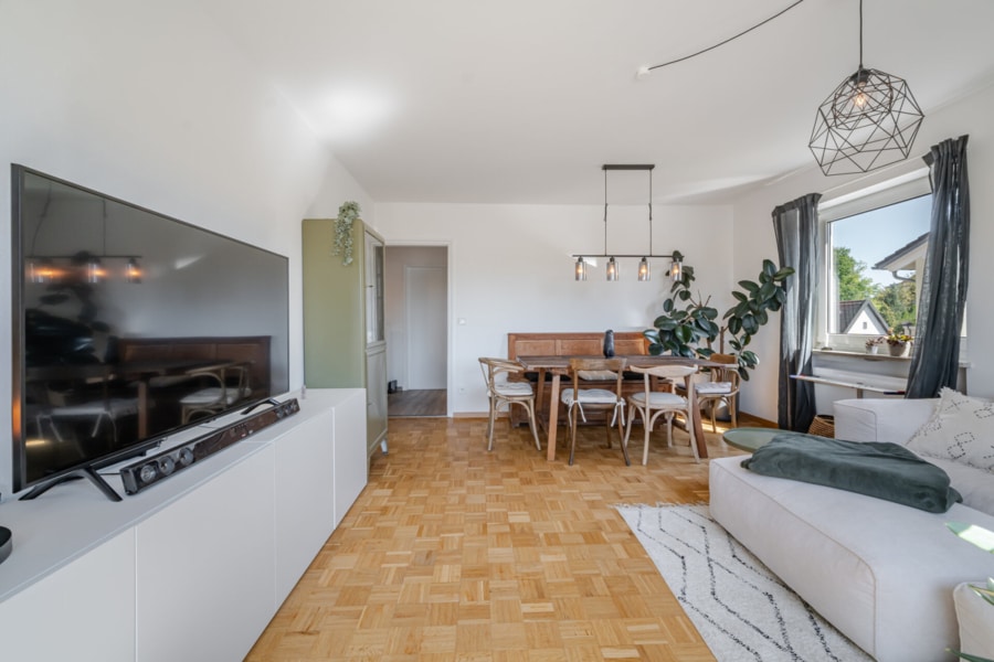 Essbereich im Wohnzimmer:  Stilvoll dinieren im charmanten Essbereich – mit Platz für Freunde, Familie und gute Gespräche. - Licht, Luft & Lebensfreude – 2 Zimmer zum Verlieben in Berg am Laim