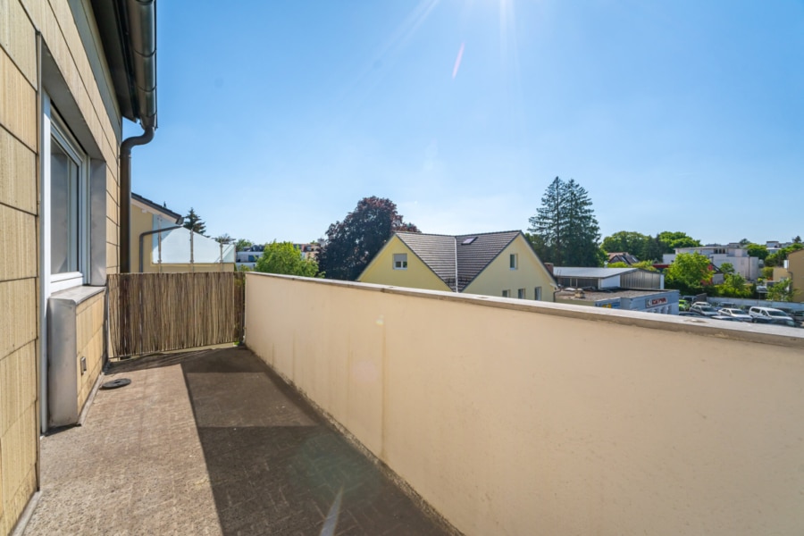 Westbalkon – leer / mit Ausblick:  Großzügiger Westbalkon mit Sonne satt – perfekt für den Feierabend-Sundowner oder den grünen Daumen. - Licht, Luft & Lebensfreude – 2 Zimmer zum Verlieben in Berg am Laim