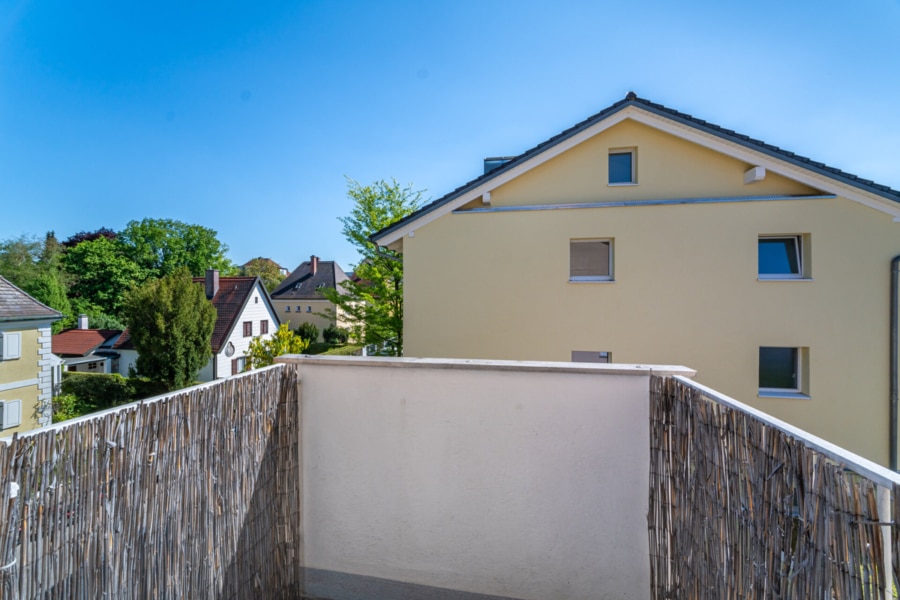 Kleiner Balkon am Schlafzimmer mit Blick auf umliegende Häuser:  Ein Balkon nur für Sie – ideal für die erste Tasse Kaffee am Morgen oder ein bisschen Frischluft vorm Schlafengehen - Licht, Luft & Lebensfreude – 2 Zimmer zum Verlieben in Berg am Laim