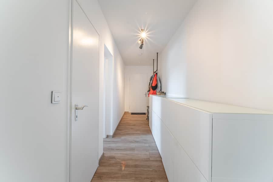 Hell und freundlich: der zentrale Flur bildet das Rückgrat der Wohnung. Von hier aus sind alle Räume bequem erreichbar - Licht, Luft & Lebensfreude – 2 Zimmer zum Verlieben in Berg am Laim