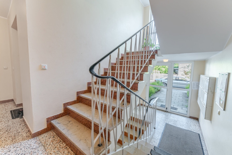 Der Weg zur Wohnung: sauber, ruhig und mit Blick ins Grüne. Die Wohnungseingangstür befindet sich im zweiten Obergeschoss, linker Hand - Licht, Luft & Lebensfreude – 2 Zimmer zum Verlieben in Berg am Laim