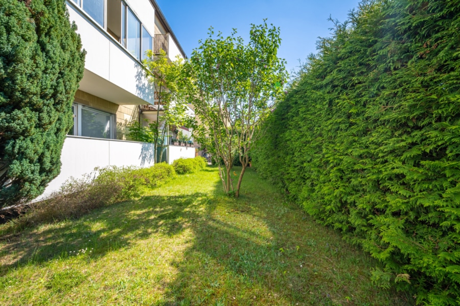 Weitere Gartenansicht:  Grün, ruhig, geschützt: Der grüne Rückzugsort gleich hinter dem Haus - Licht, Luft & Lebensfreude – 2 Zimmer zum Verlieben in Berg am Laim