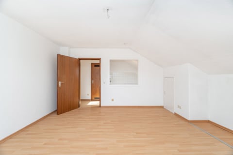 Attraktive 2-Zimmer-Dachge­schoss­wohnung zur Eigen­nutzung oder Kapitalanlage, 85737 Ismaning, Etagenwohnung