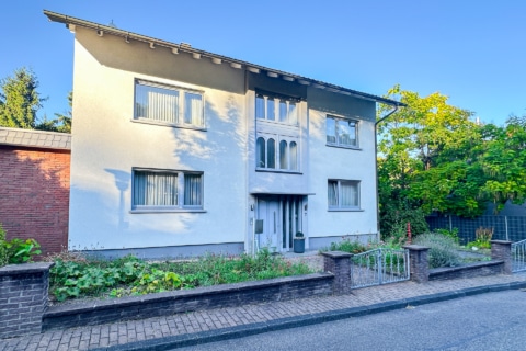Charmantes Ein-/ Zweifa­mi­li­enhaus mit Erweiterungsmöglichkeit, 76646 Bruchsal / Untergrombach, Zweifamilienhaus