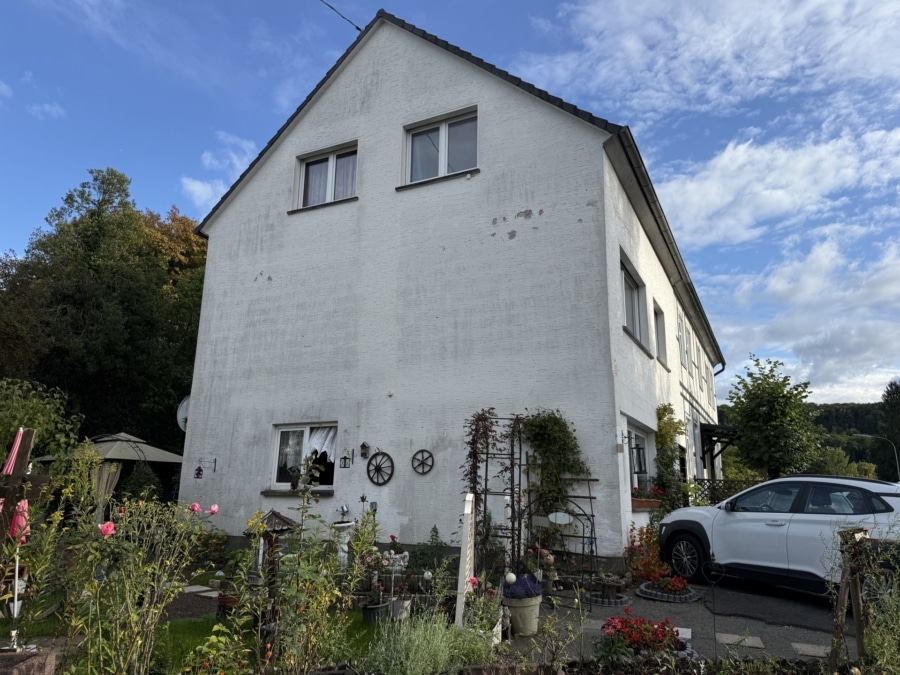 Seitenansicht - Doppelhaushälfte mit Einliegerwohnung – ideal für Familie oder Vermietung