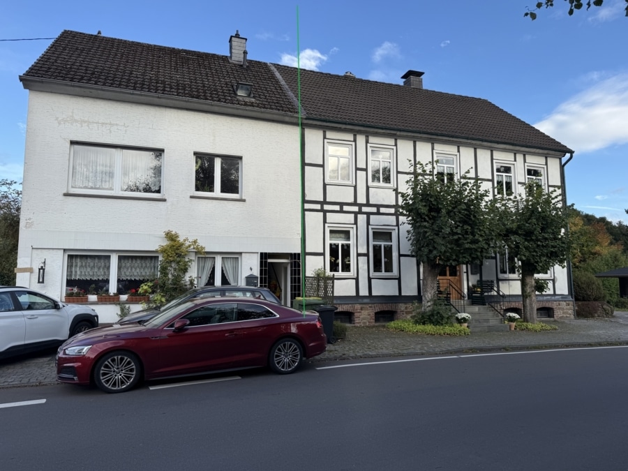 Straßenansicht - Doppelhaushälfte mit Einliegerwohnung – ideal für Familie oder Vermietung