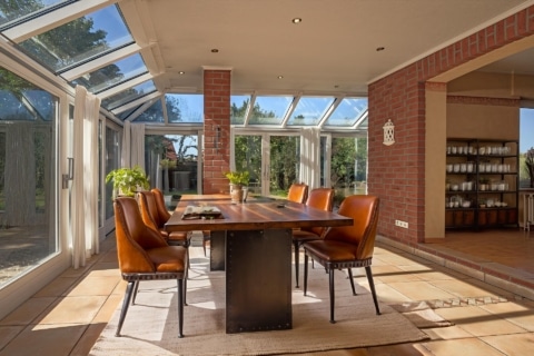 Licht & Wärme: Winter­garten mit Kachelofen – Bunga­low­traum in ruhiger Lage, 49356 Diepholz / Sankt Hülfe, Einfamilienhaus