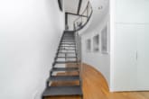 Repräsentativer Eingangsbereich mit markanter Stahltreppe