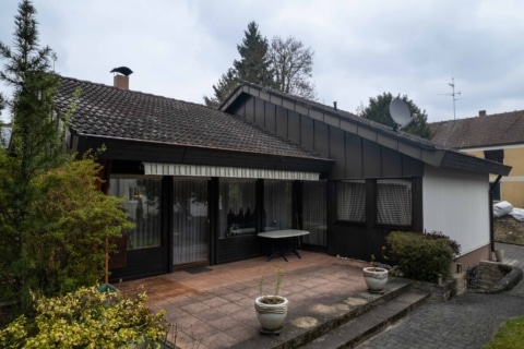 Ihr Famili­en­traum mit vielen Möglich­keiten - freiste­hendes Einfa­mi­li­enhaus im Herzen von Altenfurt, 90475 Nürnberg, Einfamilienhaus