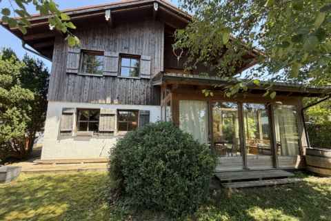 Charmantes Haus mit Entwicklungspotenzial für die kleine Familie, 83607 Holzkirchen, Doppelhaushälfte