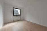 Renovierte helle 3-Zimmerwohnung mit Balkon in ruhiger Lage von Bergerhausen! - Schlafzimmer 1
