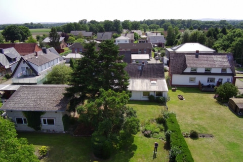 Platz für Familie, Hobby und Beruf – Ein-/Zwei­fa­mi­li­enhaus mit großer Garage und Halle, 31603 Diepenau / Lavelsloh, Zweifamilienhaus