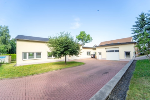 Praktische Gewer­be­im­mo­bilie inklusive Wohnraum, 09217 Burgstädt, Halle