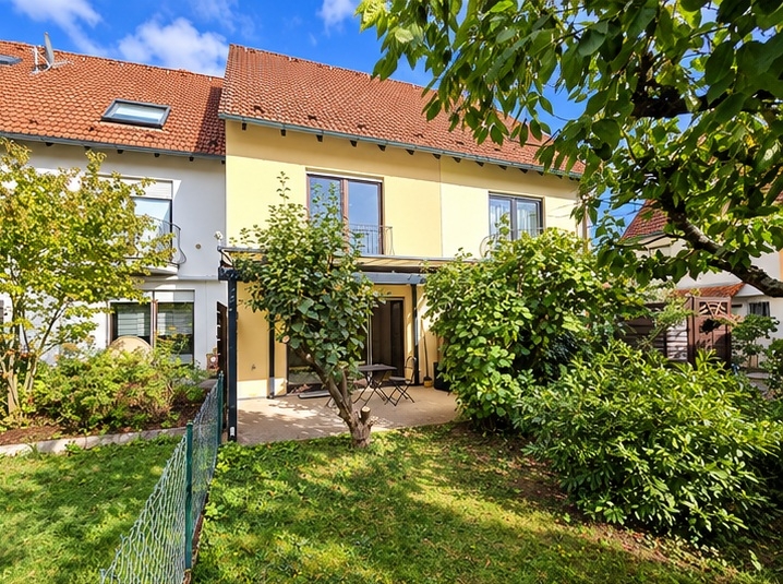 Hausansicht von Garten