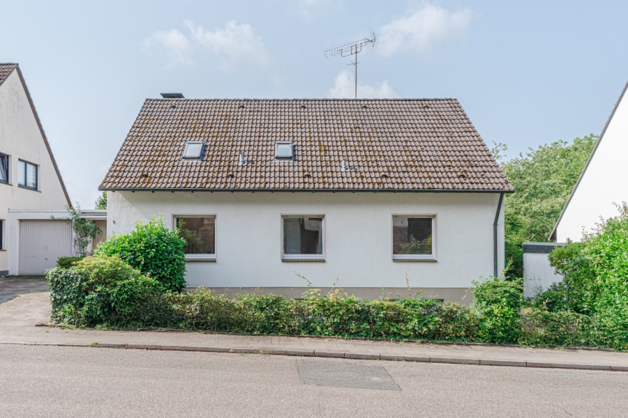 Vorderansicht - V E R K A U F T - Familienglück in Seenähe !