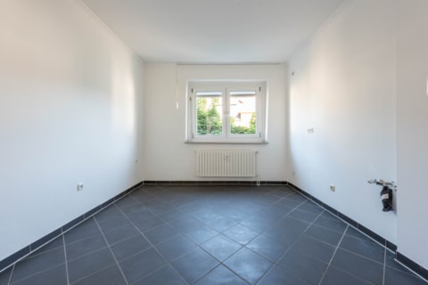 Licht­durch­flutete 2-Zimmer-Wohnung in ruhiger Lage!, 45309 Essen / Schonnebeck, Etagenwohnung