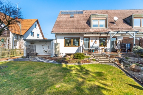 Charmantes Ein-/Zwei­fa­mi­li­enhaus in Wohnsiedlung – nahe München (Bruck), 85567 Bruck, Zweifamilienhaus