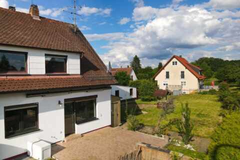 Ihr Wohntraum auf einem Traum­grund­stück - Praktische Doppel­haus­hälfte in Kemmathen, 91355 Hiltpoltstein, Doppelhaushälfte