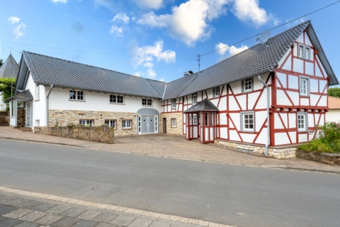 Einzig­ar­tiger Winkelhof für die ganze Familie in Ohlerath, 53902 Bad Münstereifel / Ohlerath, Haus