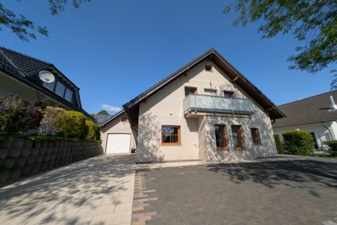 Viel Platz für die ganze Familie – Top gepflegtes Einfa­mi­li­enhaus in bester Lage von Nümbrecht, 51588 Nümbrecht, Einfamilienhaus