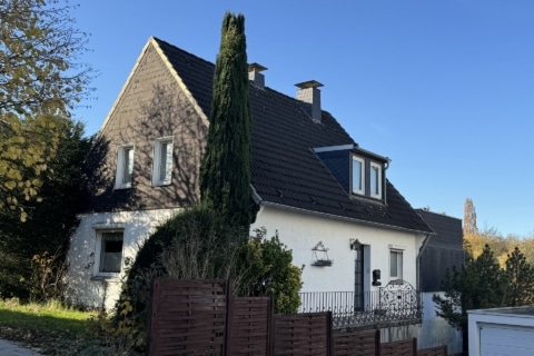 Freiste­hendes Haus mit Weitblick, großem Grund­stück & viel Potenzial, 45239 Essen / Fischlaken, Einfamilienhaus