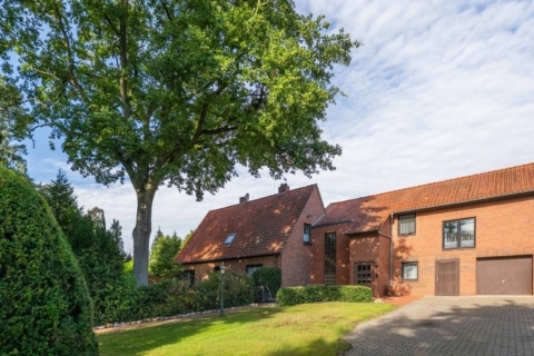 Zwei Wohnein­heiten, viel Platz - optio­nales Baugrund­stück bietet zusätz­liche Chancen, 49419 Wagenfeld / Haßlingen, Zweifamilienhaus