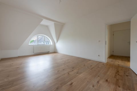 Charmante Dachge­schoss­wohnung mit Balkon und Tageslichtbad, 45139 Essen / Ostviertel, Dachgeschosswohnung