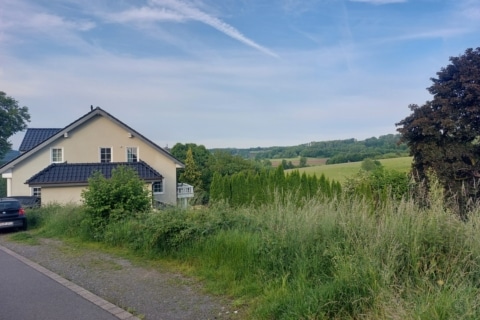 Idylli­sches Baugrund­stück mit Geneh­migung und durch­dachtem Bauprojekt, 51580 Reichshof, Wohngrundstück