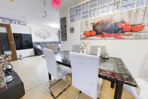 Gepflegte 3 Zimmer­wohnung mit Aufzug, Stell­platz und guter Infrastruktur, 90547 Stein bei Nürnberg, Etagenwohnung