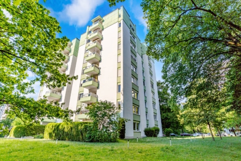 Großzügige 2-Zimmer-Wohnung mit 84 m², Wohnküche, Loggia und Stell­platz in Johanneskirchen, 81927 München, Etagenwohnung