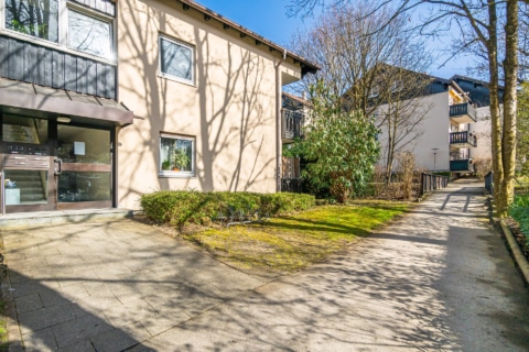 Charmante 2-Zimmer-Dachge­schoss­wohnung mit Westbalkon in Ismaning – ruhig gelegen, 85737 Ismaning, Etagenwohnung