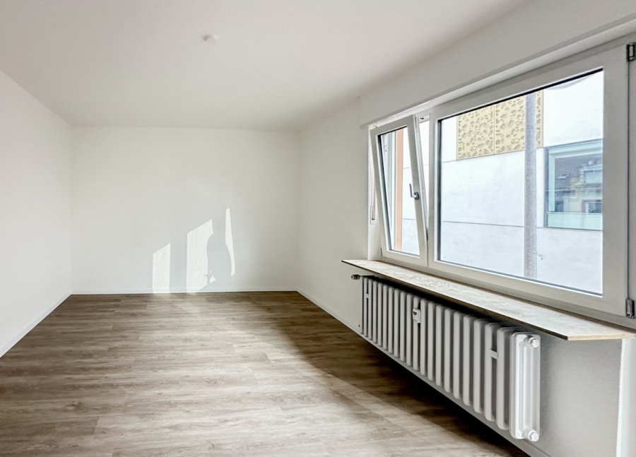 Zimmer (I) - Komplett renoviert – sofort einziehen