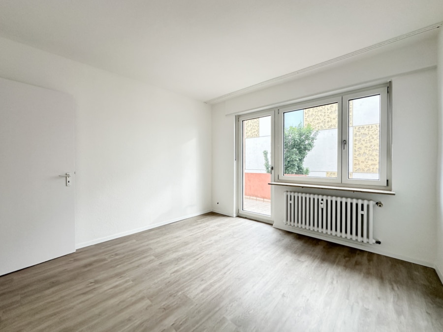 Zimmer (III) - Komplett renoviert – sofort einziehen