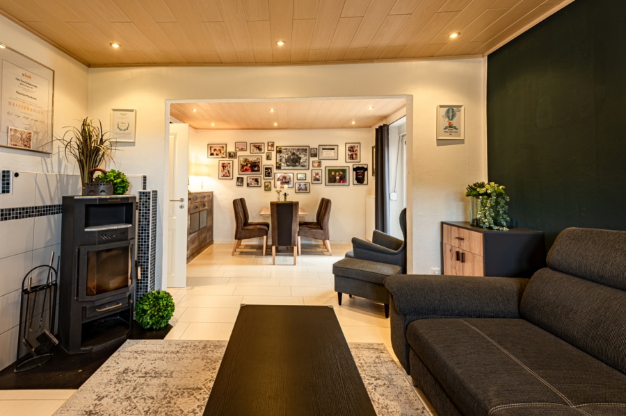 Blick zum Esszimmer - Zweifamilienhaus mit Ausbaureserve, Werkstatt und großem Garten - Viel Platz, viele Möglichkeiten