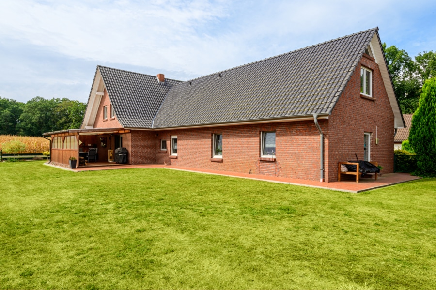 Rückansicht - Zweifamilienhaus mit Ausbaureserve, Werkstatt und großem Garten - Viel Platz, viele Möglichkeiten