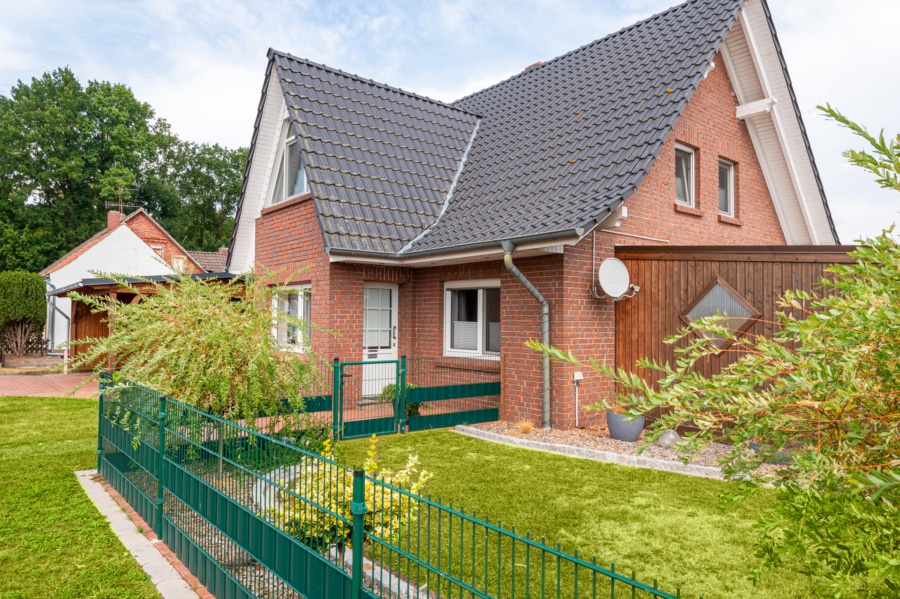 Frontansicht - Zweifamilienhaus mit Ausbaureserve, Werkstatt und großem Garten - Viel Platz, viele Möglichkeiten