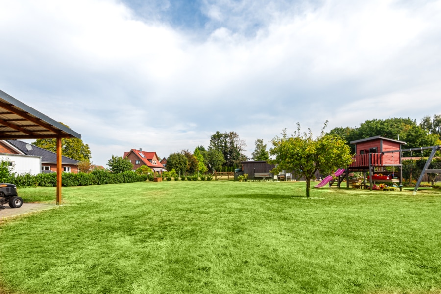 Blick in den Garten - Zweifamilienhaus mit Ausbaureserve, Werkstatt und großem Garten - Viel Platz, viele Möglichkeiten