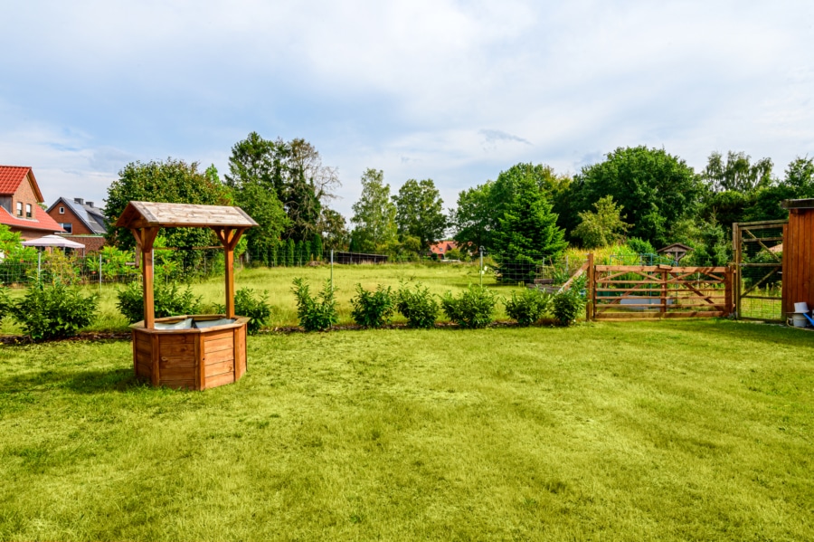 Garten - Zweifamilienhaus mit Ausbaureserve, Werkstatt und großem Garten - Viel Platz, viele Möglichkeiten