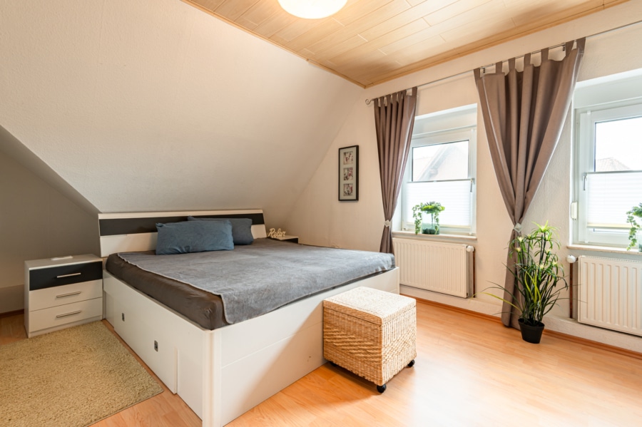 Schlafzimmer - Zweifamilienhaus mit Ausbaureserve, Werkstatt und großem Garten - Viel Platz, viele Möglichkeiten