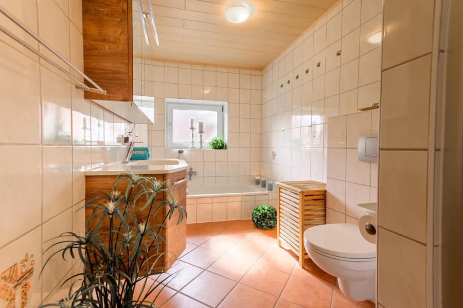 Badzimmer - Zweifamilienhaus mit Ausbaureserve, Werkstatt und großem Garten - Viel Platz, viele Möglichkeiten