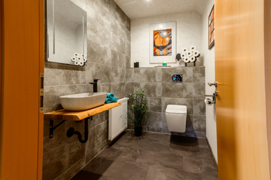 WC 1.OG - Zweifamilienhaus mit Ausbaureserve, Werkstatt und großem Garten - Viel Platz, viele Möglichkeiten